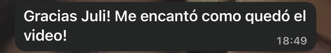 Mensaje de WhatsApp de una clienta: Gracias Juli, me encantó cómo quedó el video
